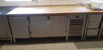 bild_Arbeitstisch mit Khlschrank