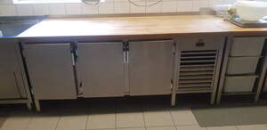 Arbeitstisch mit K�hlschrank