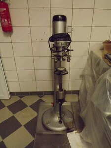 Dosenverschlie�maschine