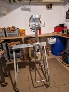 Dosenverschlumaschine