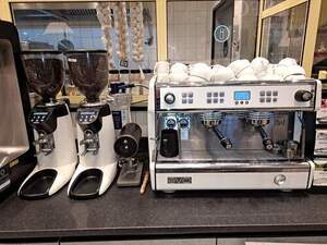 Siebtr�germaschine mit zwei Br�hgruppen