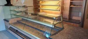 komplette Ladeneinrichtung mit Theke, Khlung und Rckwand