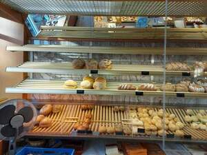 Ladeneinrichtung mit sch�ner Kuchentheke