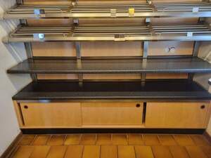 Ladeneinrichtung gepflegt