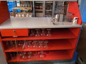 Schrank f�r Eisbecher-Vorbereitung mit Kassenfach