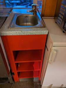 Schrank mit integriertem Waschbecken